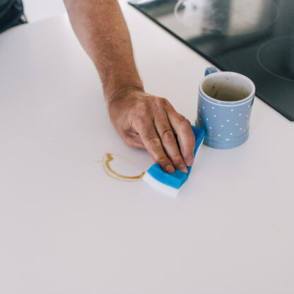 Tørke bort kaffeflekker med nanosvampen.