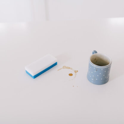 Tørke bort kaffeflekker med nanosvampen.