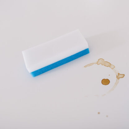 Tørke bort kaffeflekker med nanosvampen.