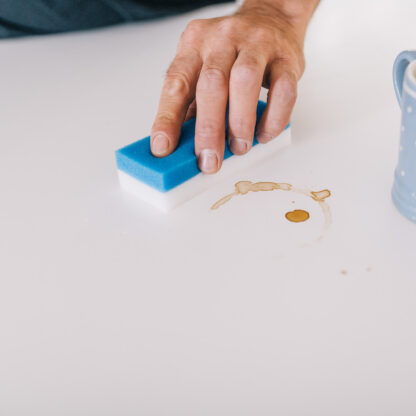 Tørke bort kaffeflekker med nanosvampen.