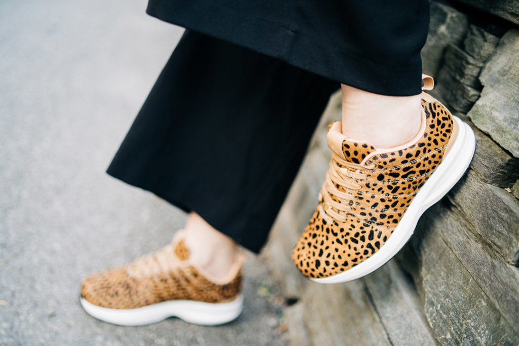 GaitLine Track Leather Safari med leopardmønster.