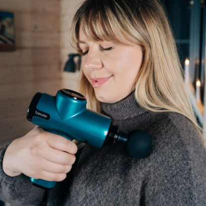 Trådløs massasjepistol Beurer MG 99, blå, brukt på skulder