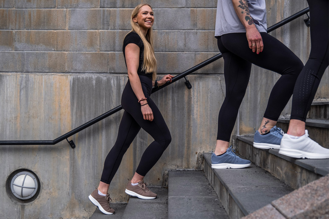 tre kvinner går opp en trapp i gaitline sko
