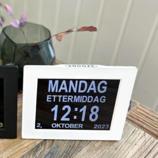 Lettleselig kalender-klokke for eldre - norsk, hvit