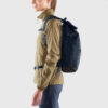 Fjällräven High Coast Foldsack 24 Ryggsekk på modell.