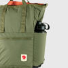 Fjällräven High Coast Totepack Ryggsekk – Patina Green med vannflaske.