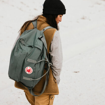 Fjällräven Kånken Weekender bag 30L på modell.