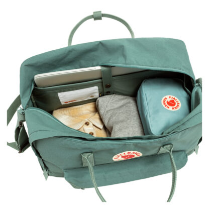 Fjällräven Kånken Weekender med hovedrom åpent, viser innvendig polstret laptoplomme og plass til klær og oppbevaringsveske.