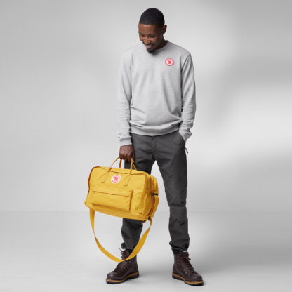 Fjällräven Kånken Weekender bag 30L - modell holder bagen.