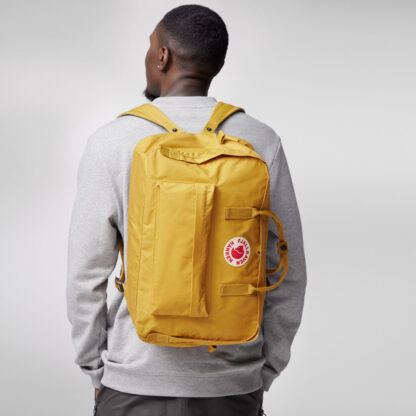 Fjällräven Kånken Weekender bag 30L - modell har baggen på ryggen.