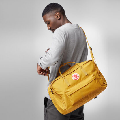 Fjällräven Kånken Weekender bag 30L - modell har baggen som en veske.