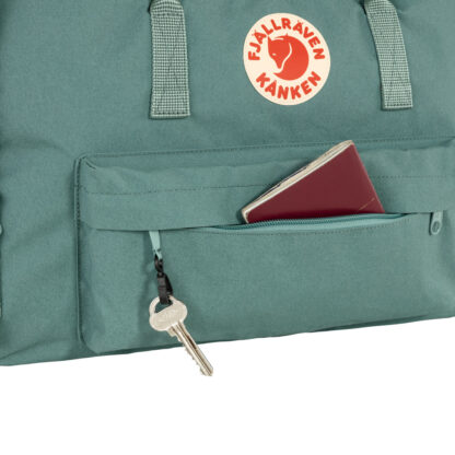 Fjällräven Kånken Weekender bag 30L med utvendig lomme og nøkkelholder.