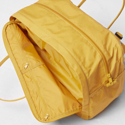 Fjällräven Kånken Weekender med hovedrom åpent, viser innvendig utvendig lomme.