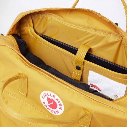Fjällräven Kånken Weekender med hovedrom åpent, viser innvendig polstret laptoplomme.