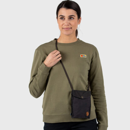 Fjällräven Pocket Skulderveske på modell.