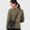 Fjällräven Pocket Skulderveske på modell.