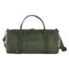 Fjällräven Vardag Duffel Bag 30L – Deep Forest, sett bakfra, stående på hvit bakgrunn.