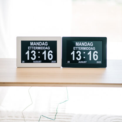 Lettleselig kalender-klokke for eldre 10″ – flere språk, hvit - Bilde 7