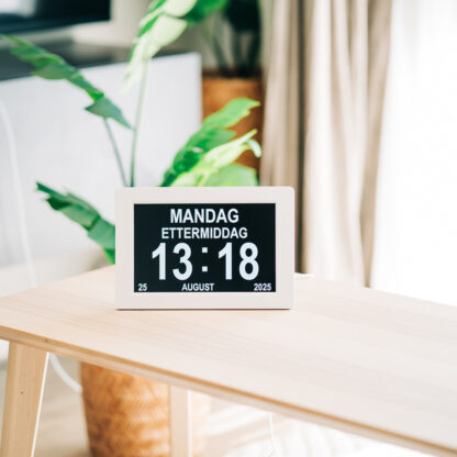 Lettleselig kalender-klokke for eldre 10″ – flere språk, hvit - Bilde 3