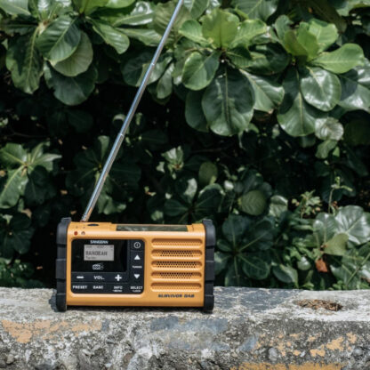 Sangean MMR-88 bærbar nødradio med lang antenne.
