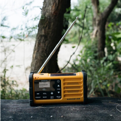 Sangean MMR-88 bærbar nødradio med lang antenne.