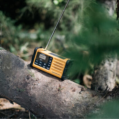 Sangean MMR-88 bærbar nødradio med lang antenne.