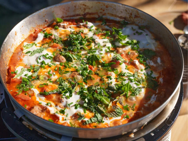 Enkel shakshuka med lam på COBB gassgrill